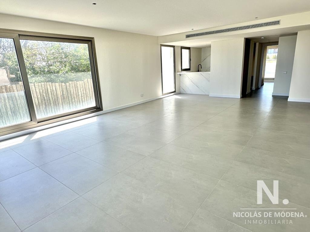 Vende departamento de 3 dormitorios en Manantiales.