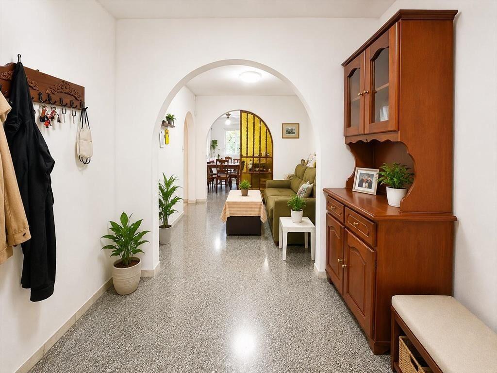 Casa a la Venta en La Comercial de Tres Dormitorios con Coc