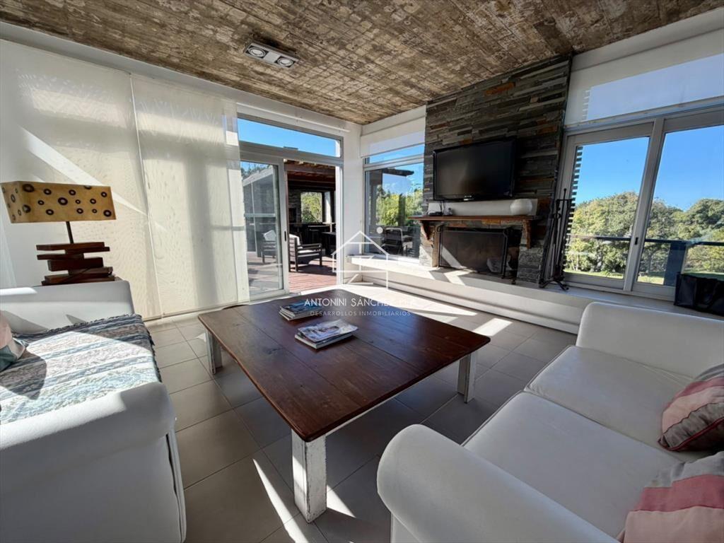 CASA EN VENTA DE 3 DORMITORIOS EN SUITE EN SAN A