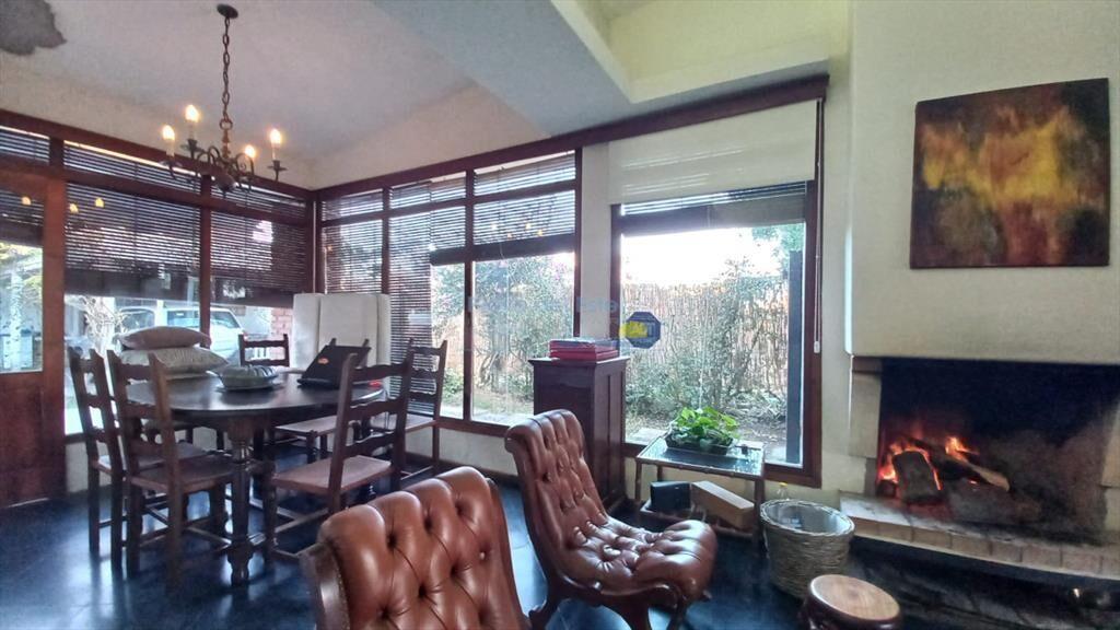 Vende casa de 3 dormitorios (incluye depp), en 4