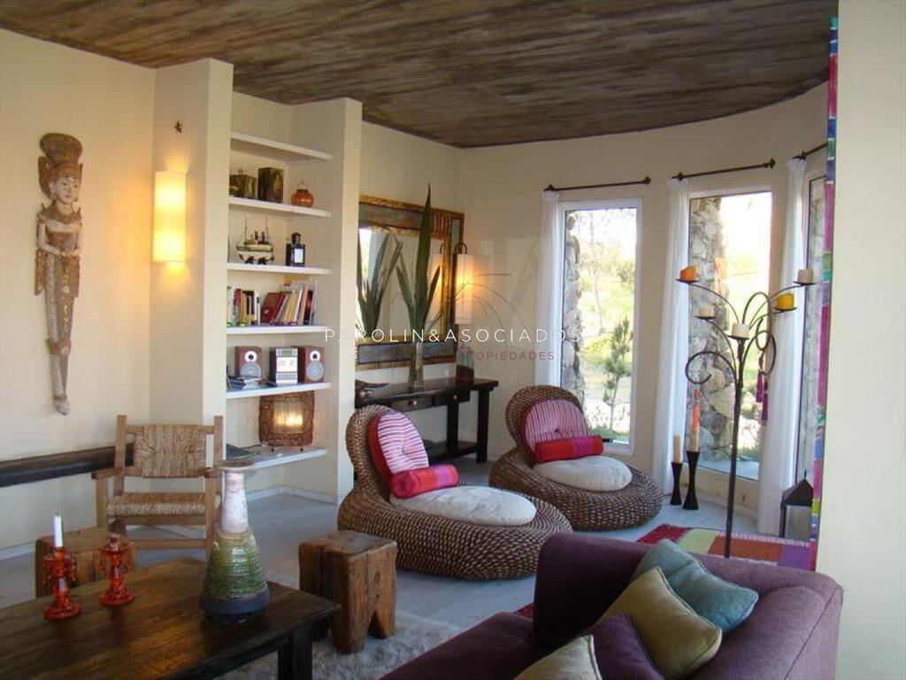 VENTA DE CASA DE 4 DORMITORIOS EN MONTOYA PUNTA