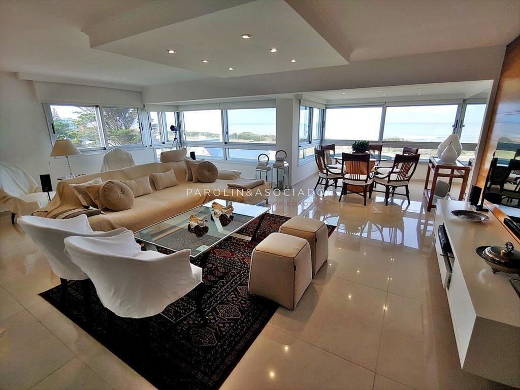 Apartamento en venta en primera fila en Le Sablón, Punta d
