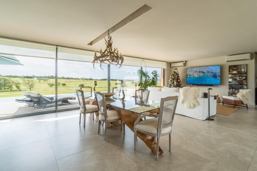 Casa de 2 dormitorios en Laguna de los Cisnes - :