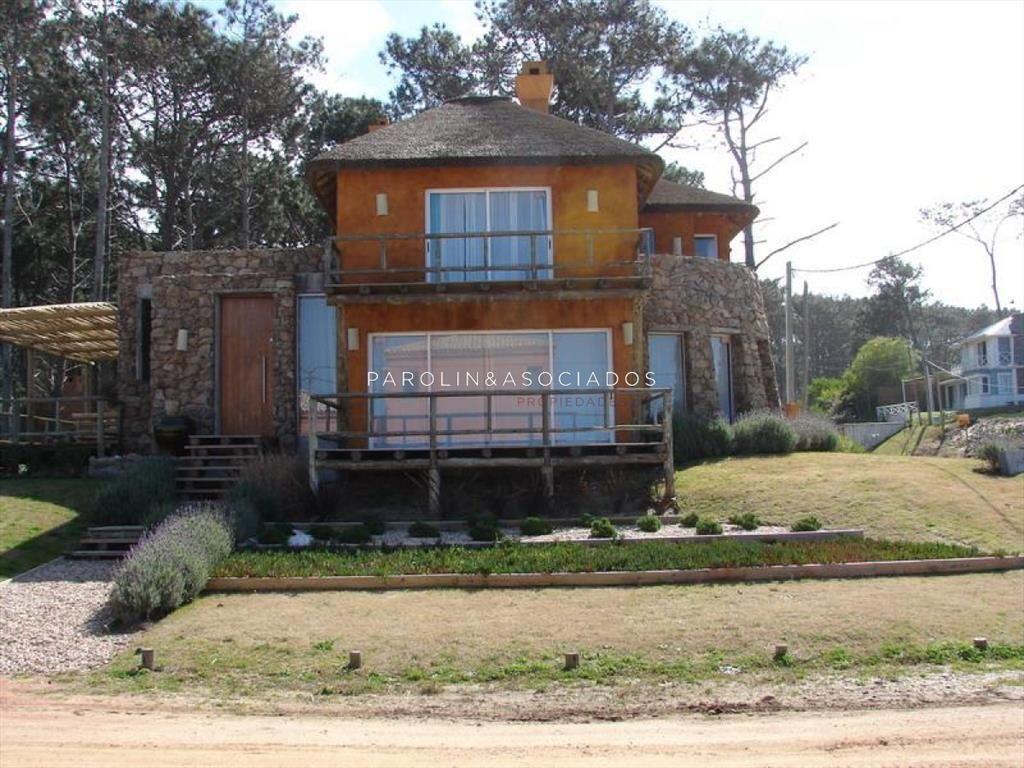 VENTA DE CASA DE 4 DORMITORIOS EN MONTOYA PUNTA