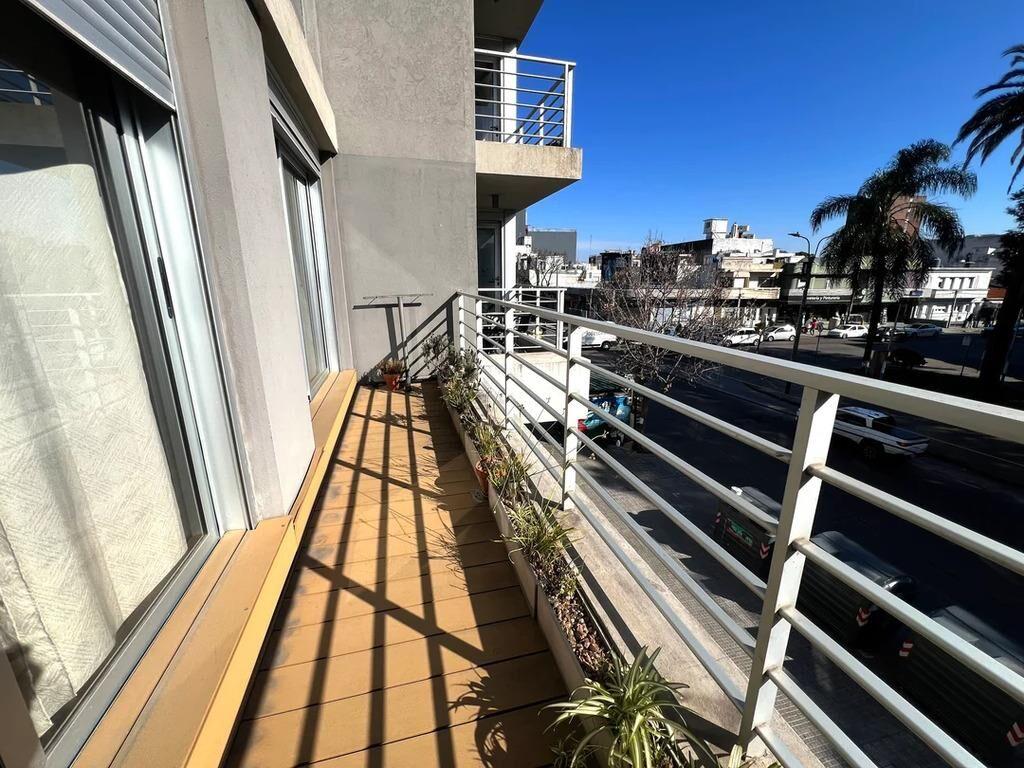 Venta Apartamento de 2 dormitorios y Garaje Al Frente en La