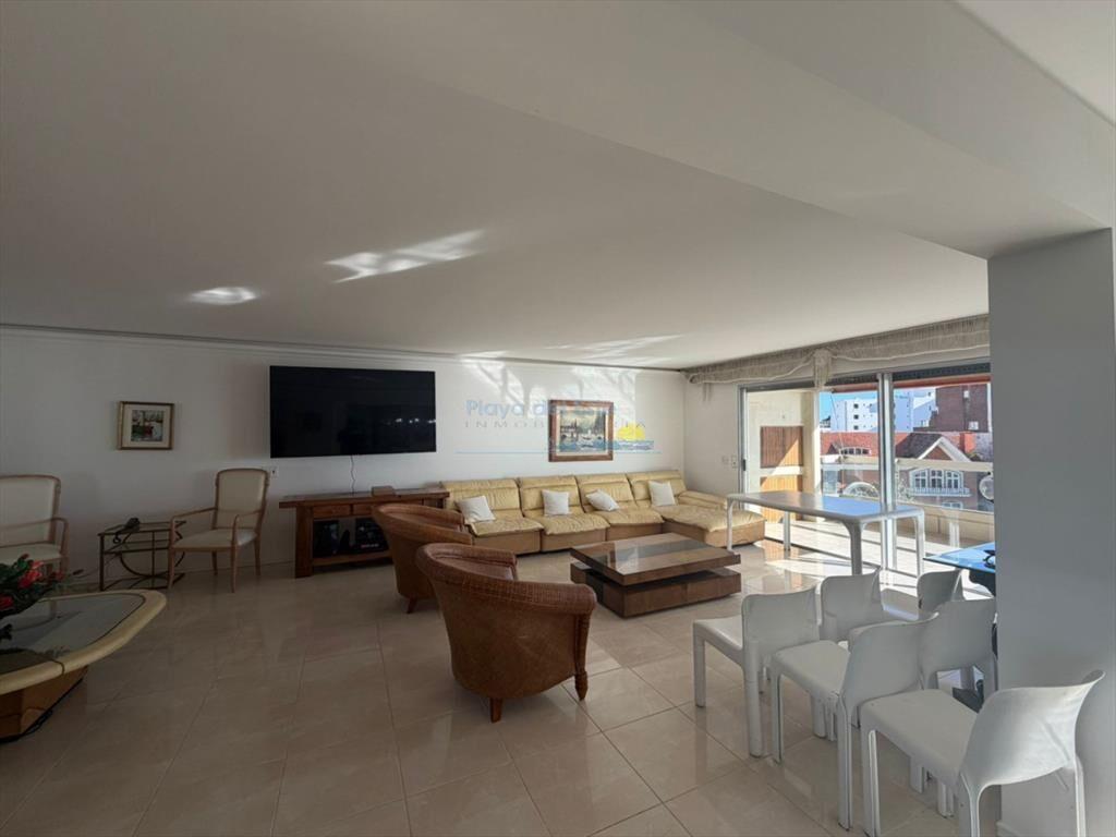 Apartamento de 4 dormitorio en alquiler anual  e