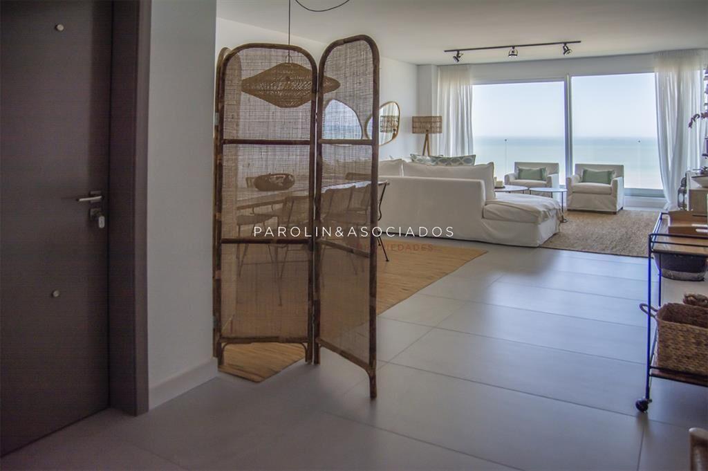 Apartamento en venta en piso alto en edificio Le