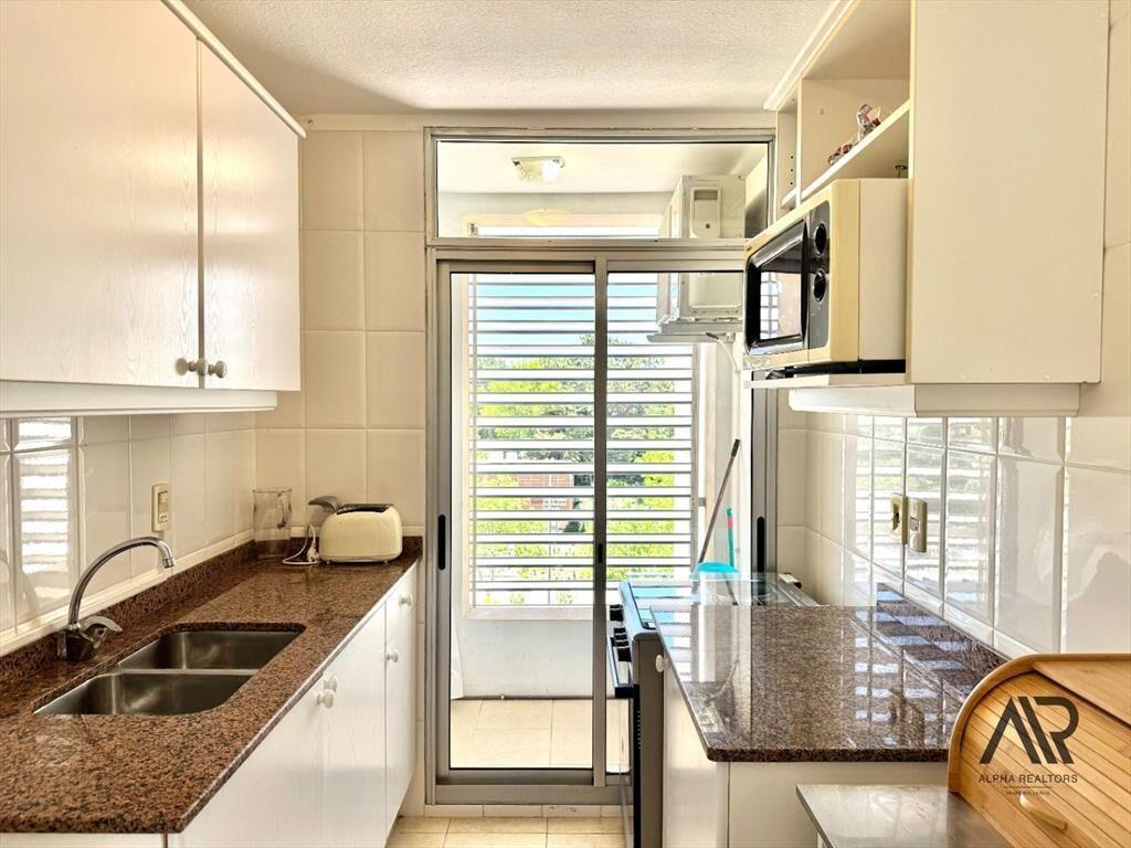Apartamento en venta de 3 dormitorios c/ cochera en Roos...