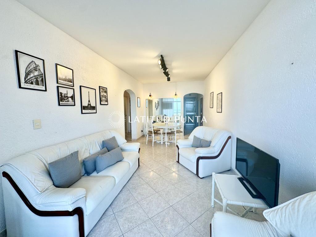 Apartamento de 2 dormitorios frente a playa Brava