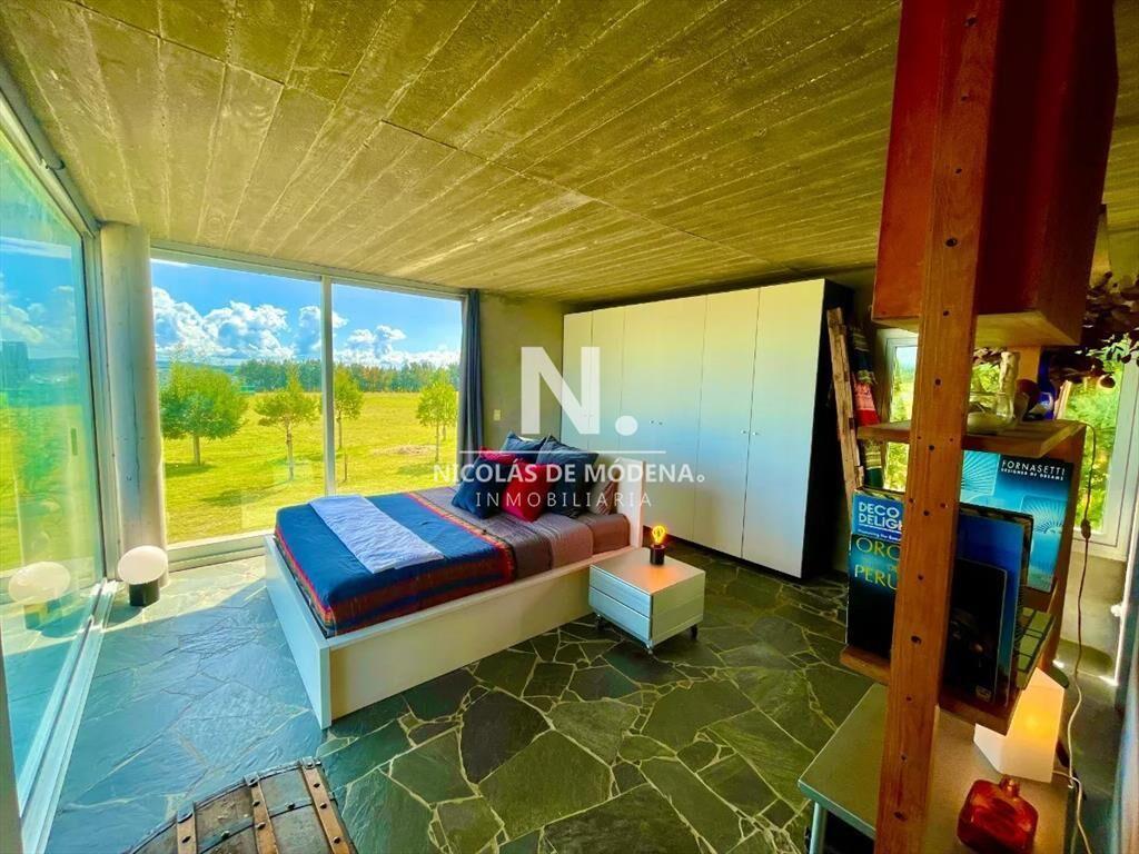 Vende casa en Laguna de los Cisnes, con hermosa y