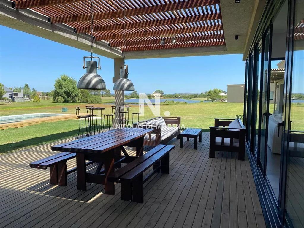 Casa moderna de cuatro dormitorios y dependencia