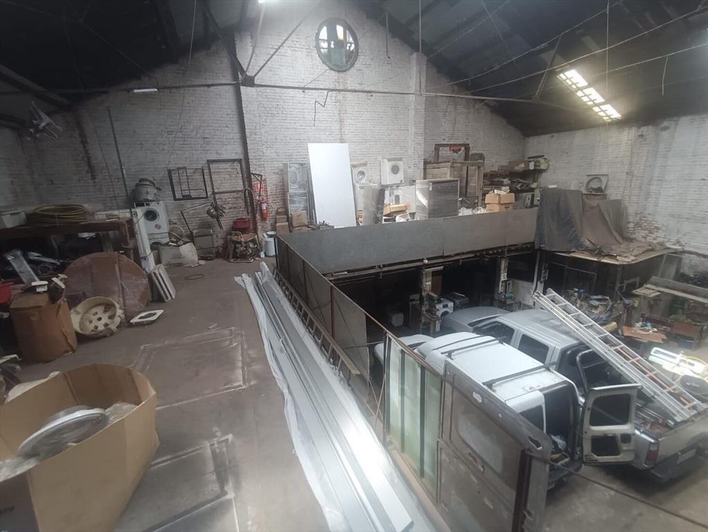 Depósito + locales en gran punto comercial de mucha demanda