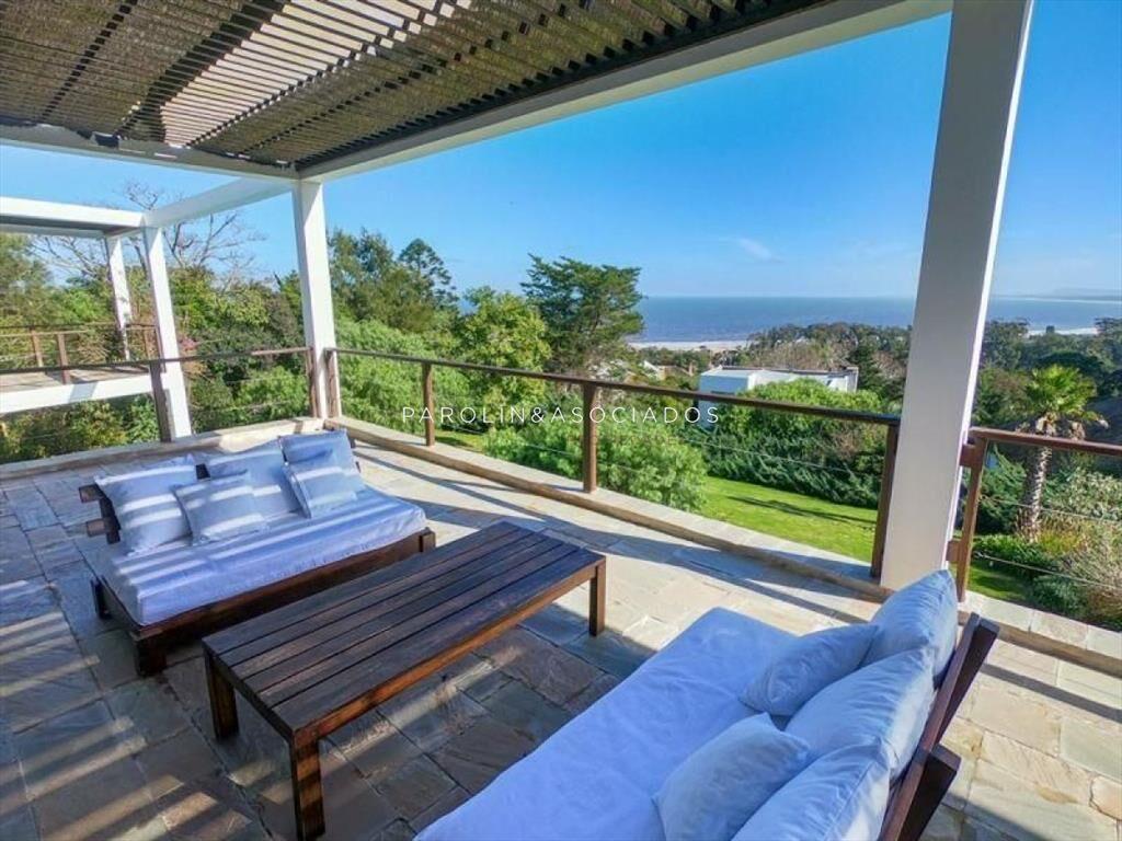 CASA DE 4 DORMITORIOS EN PUNTA BALLENA