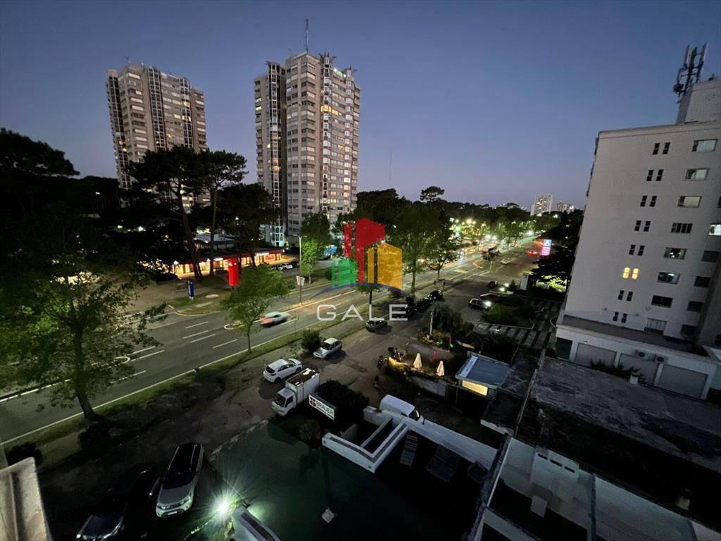 Vende apartamento de 2 dormitorios en Punta del