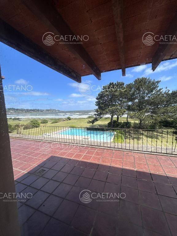 Hermosa casa en Solanas en primera linea