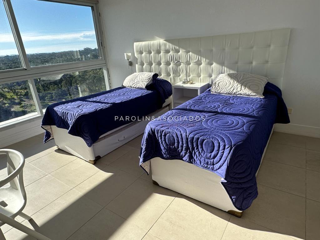 Apartamento en venta en edificio Le Parc I, Punta