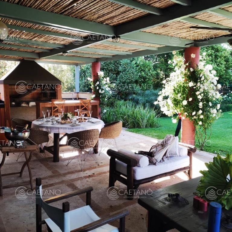 Hermosa casa de 2 niveles, con amplios espacios.