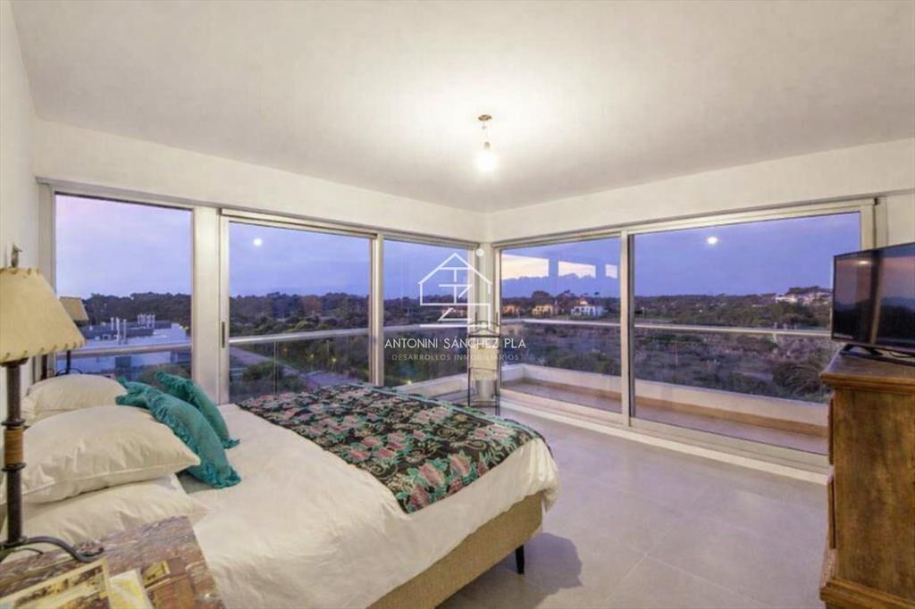 En venta en zona playera, apartamento de 3 dormitorios en B