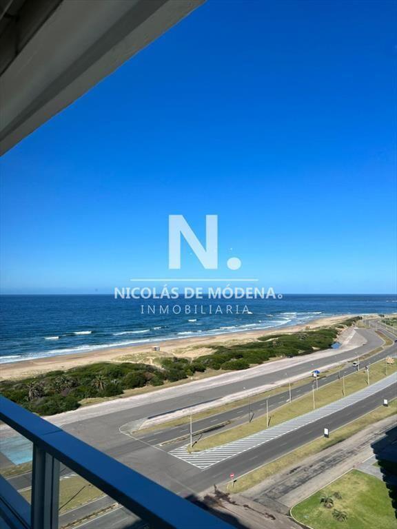 Apartamento de 3 dormitorios en playa brava al