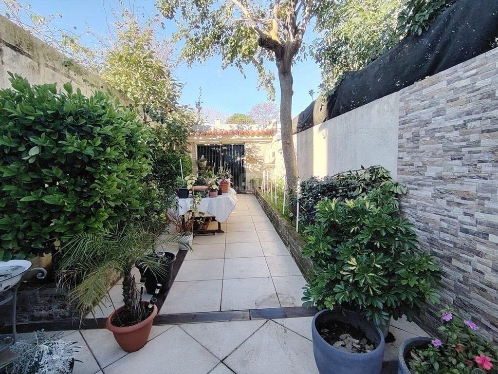 Venta casa Malvin con garage y fondo.-