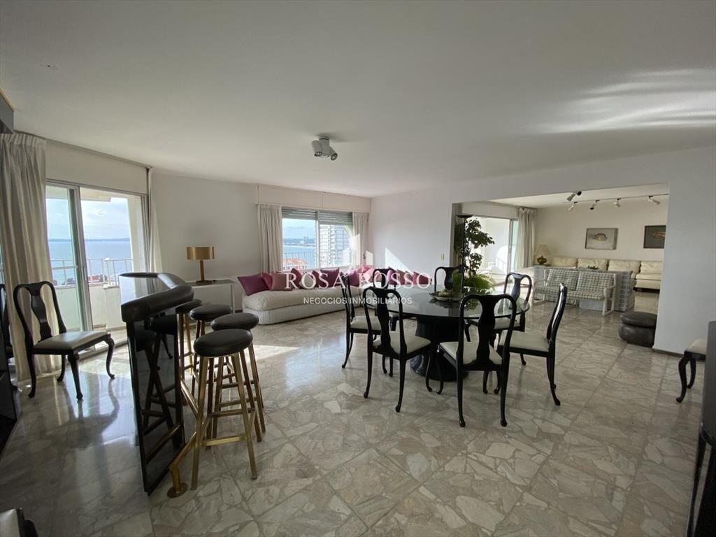 Apartamento a la venta con 4 dormitorios y servicio complet
