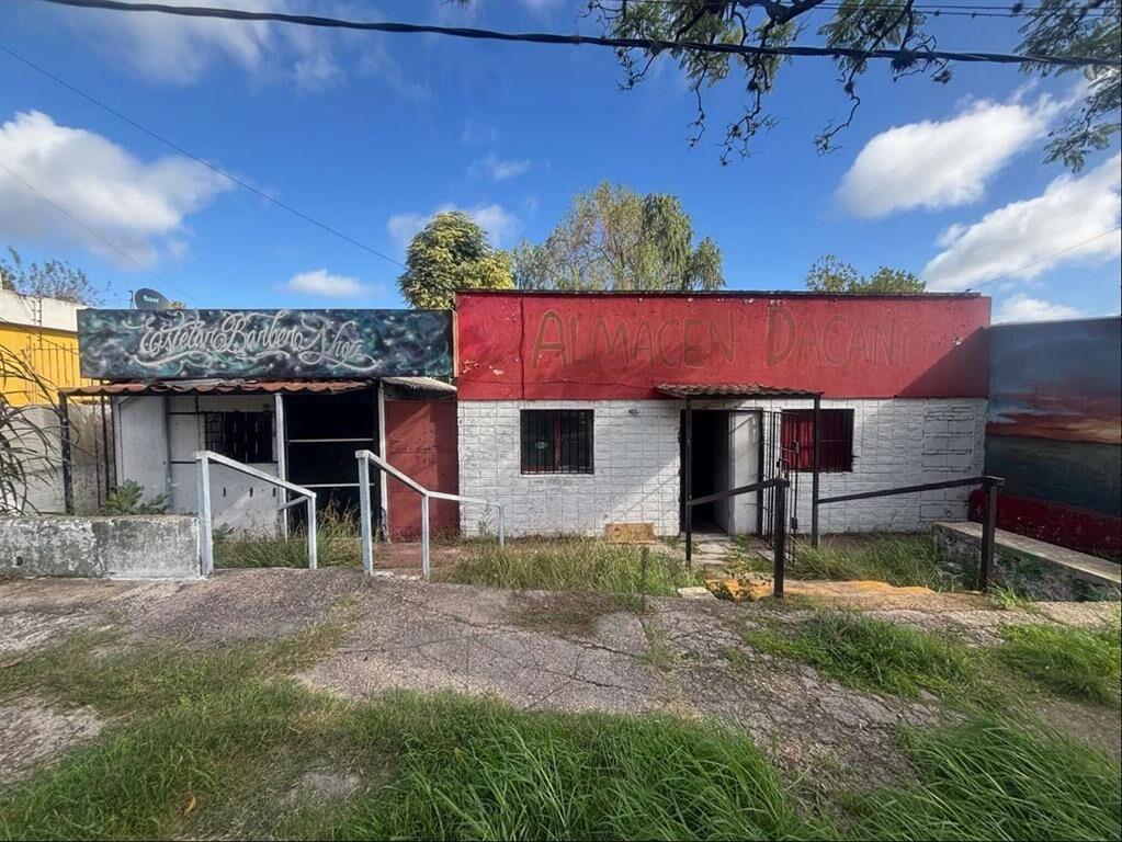 Terreno con construcciones a reciclar, muy buena ubicación