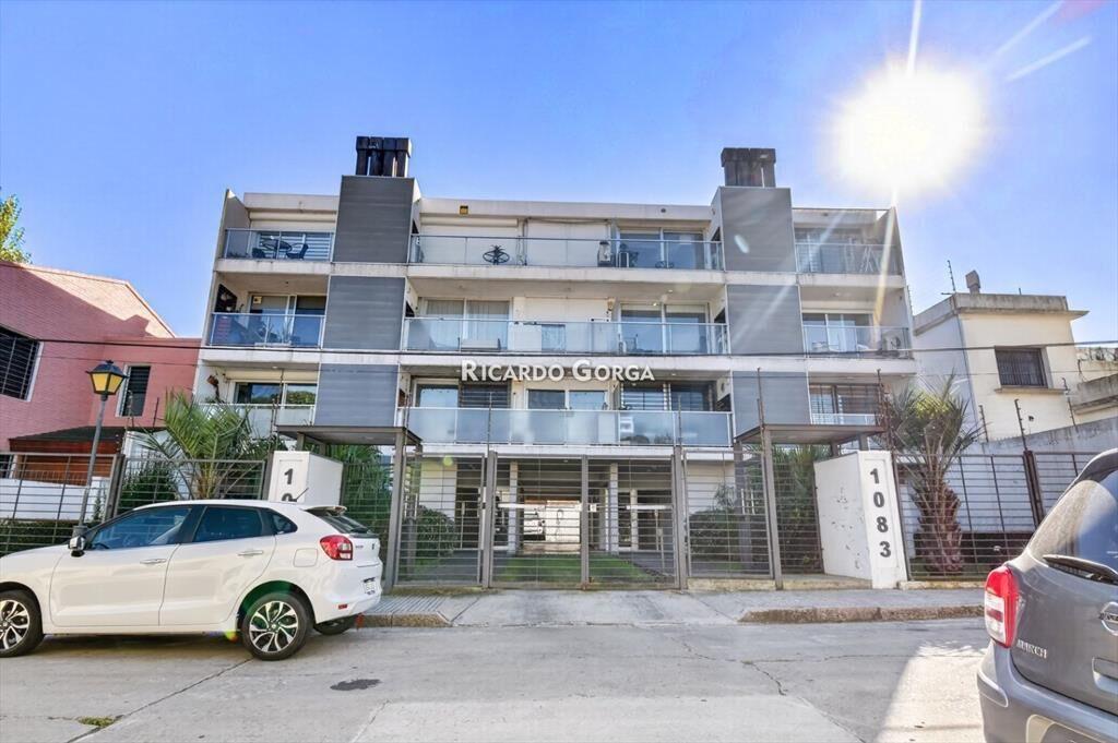 Hermoso Apartamento de 3 dormitorios, 2 baños y 2 cocher...