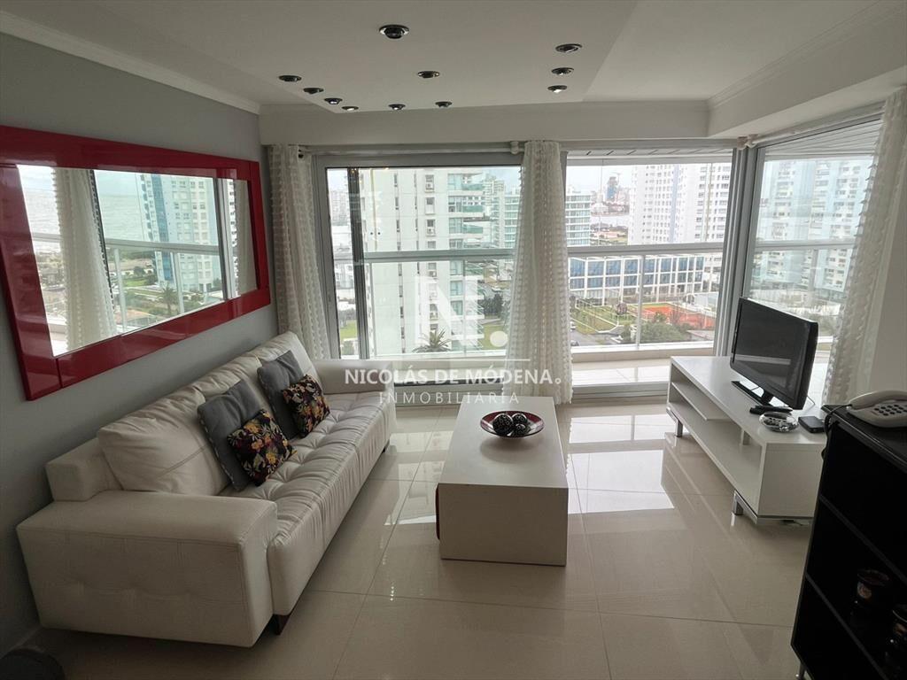 Departamento en venta en torre moderna, a pasos del mar.