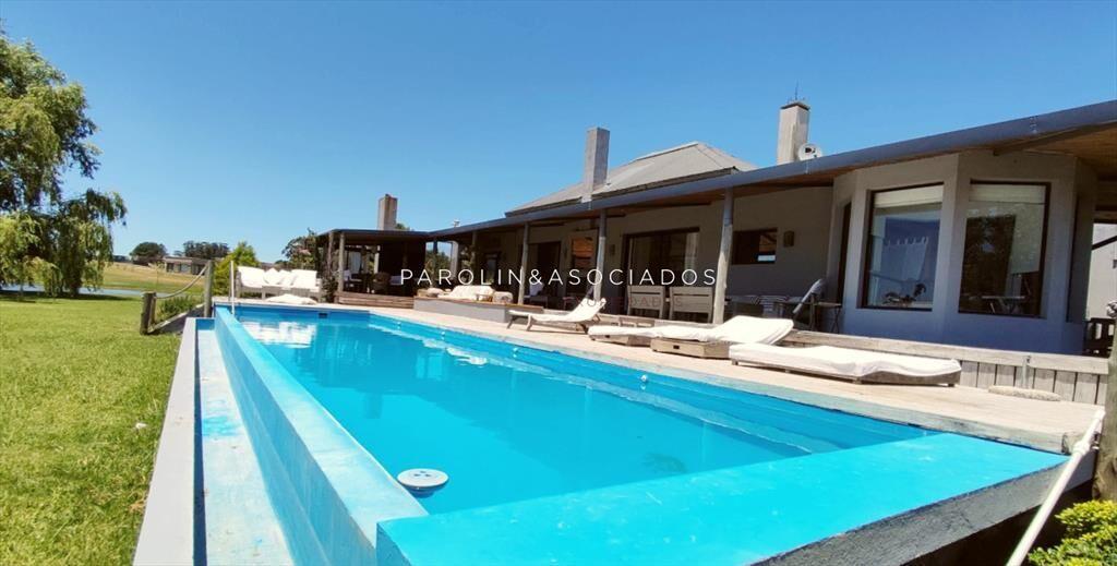 Venta de Hermosa Casa sobre la laguna en El