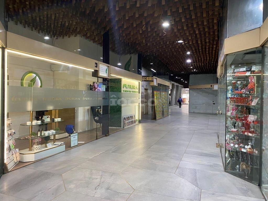 Venta en Conjunto de 5 Locales Comerciales en Galería Crist