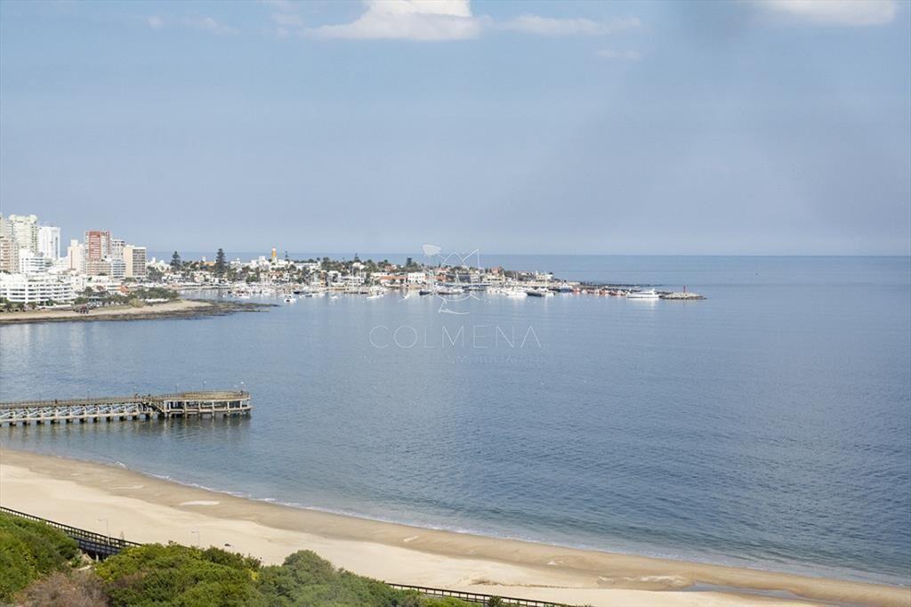 Departamento de 3 dormitorios en venta frente a Playa Mansa