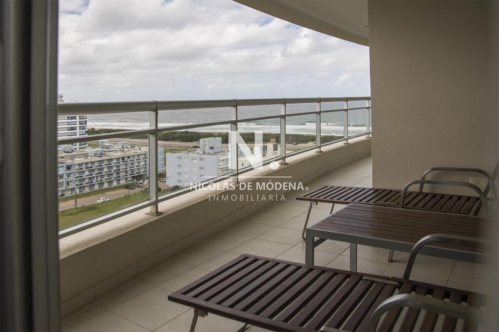 Vende apartamento de 3 dormitorios + dependencia