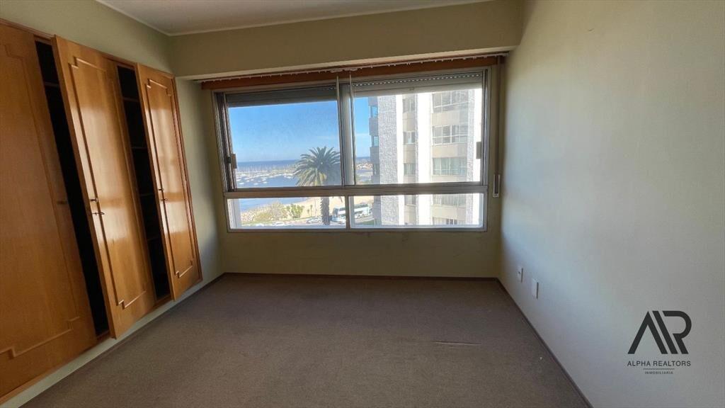 Apartamento en venta c/ cochera en Puerto Buceo