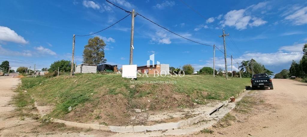 Terreno esquinero en Los Aromos, Maldonado,