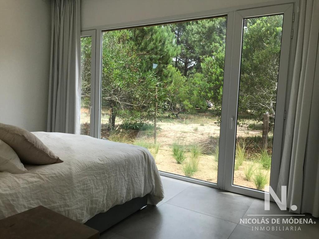 Moderna Casa de Cuatro dormitorios en Venta en JosÃ© Ignaci