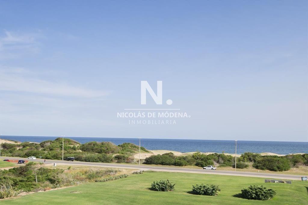Departamento de 2 dormitorios y servicio en venta