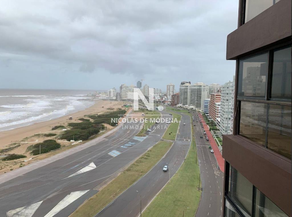 Apartamento en venta de  3 dormitorios,  3 baños