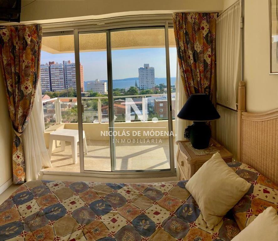 En Playa Brava, departamento de 3 dormitorios en venta