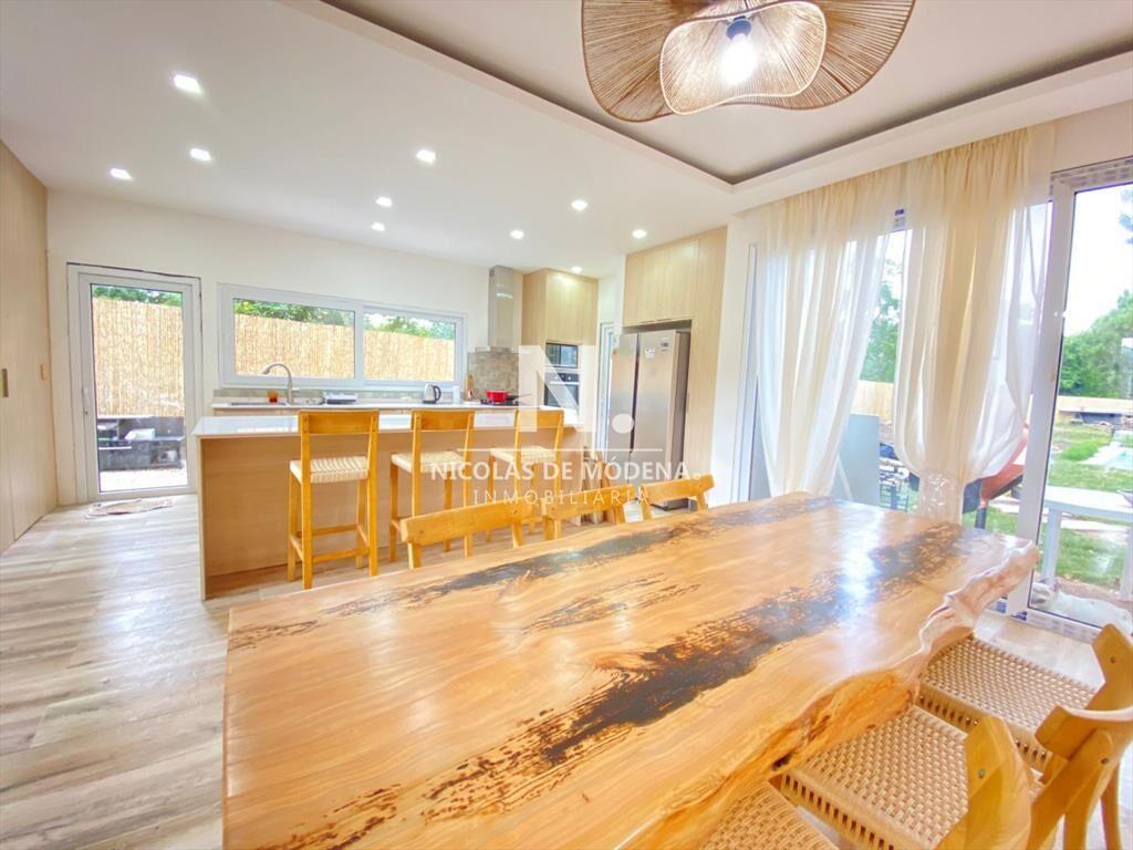 Vende casa de 4 dormitorios en Barrio Marly, del