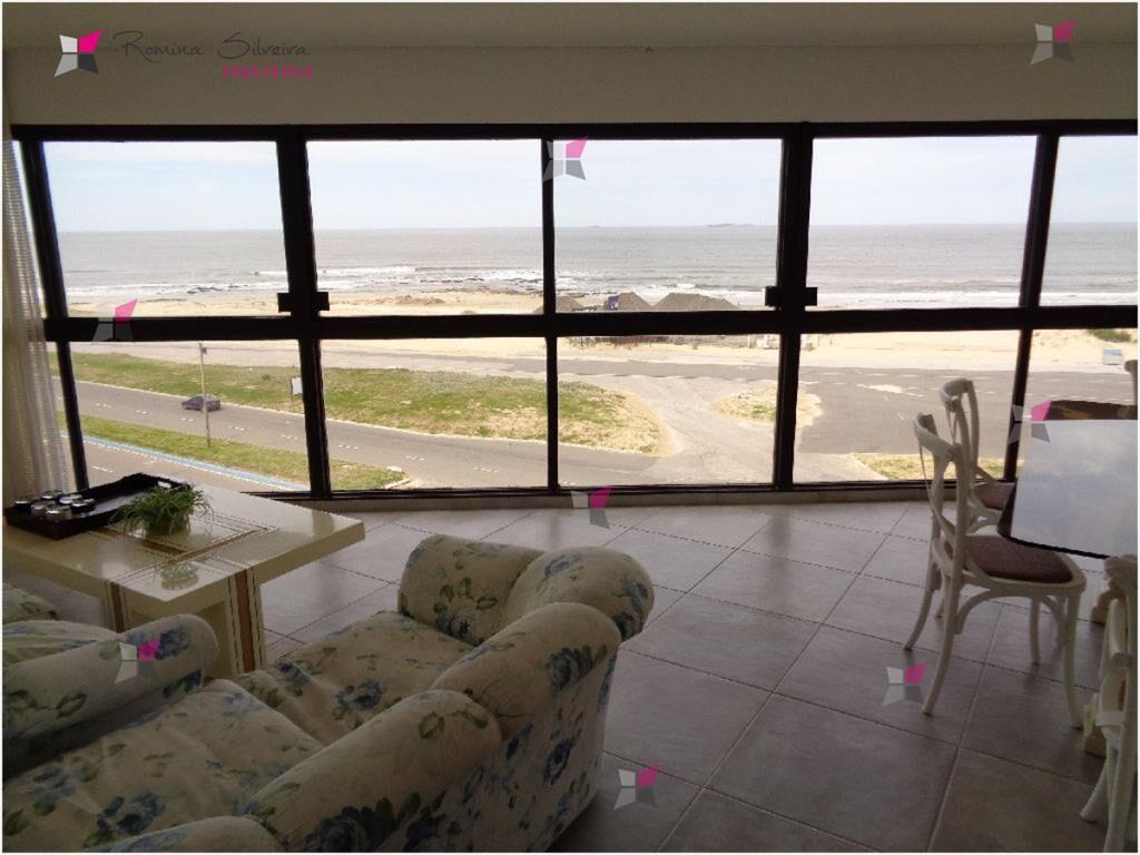 FRENTE AL MAR CON BUENOS SERVICIOS