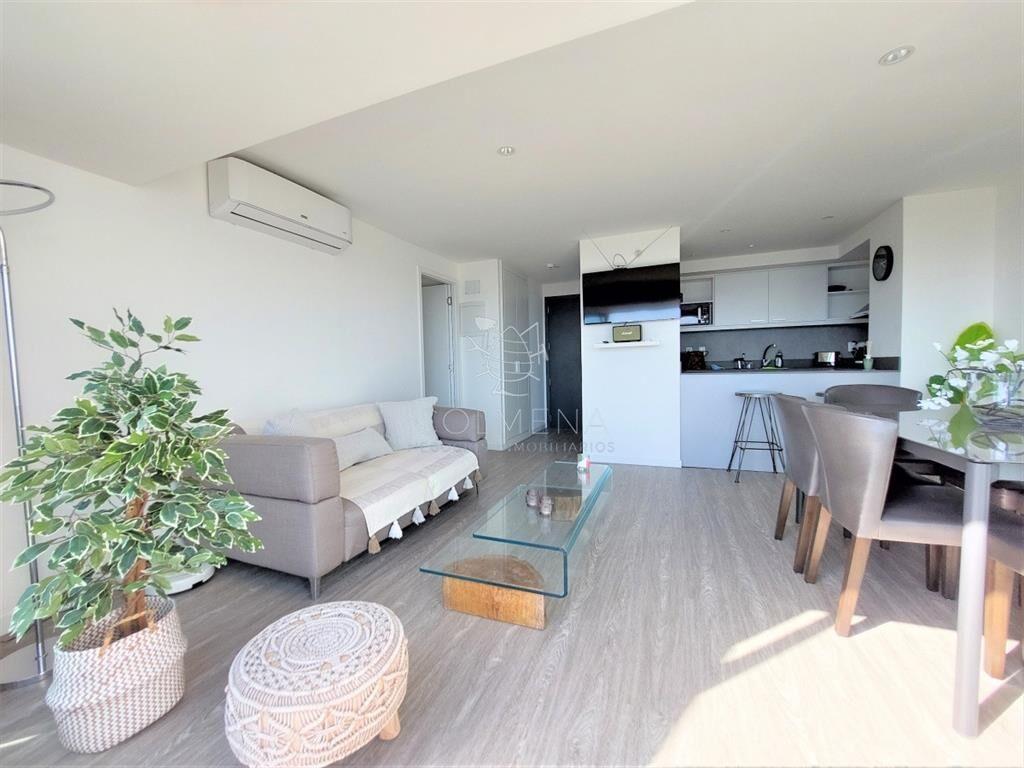 Amplio apartamento en piso alto, con excelente al