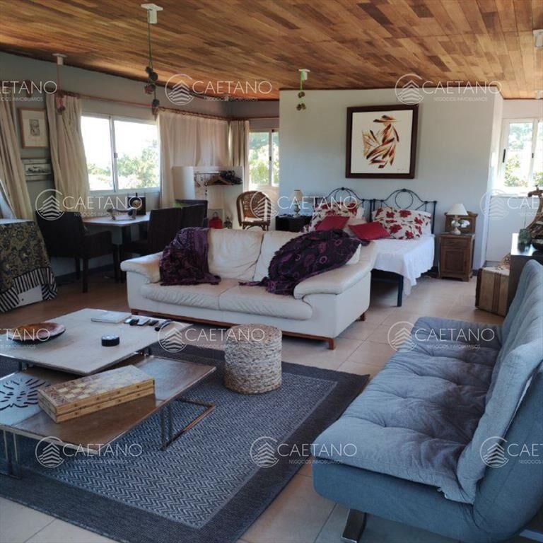 Hermosa casa de 2 niveles, con amplios espacios.