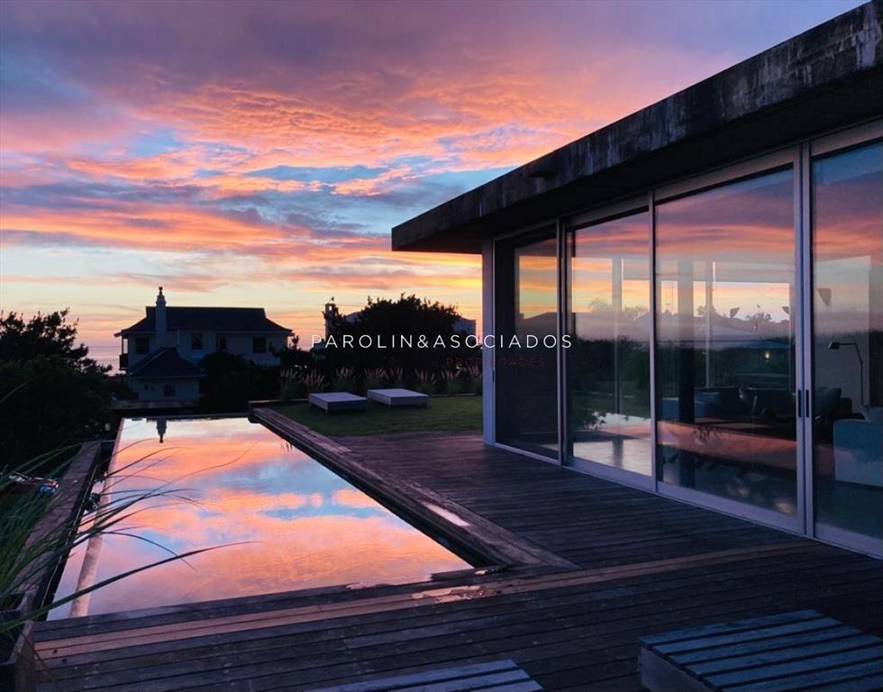 Moderna casa frente al mar en venta en TÃo Tom,
