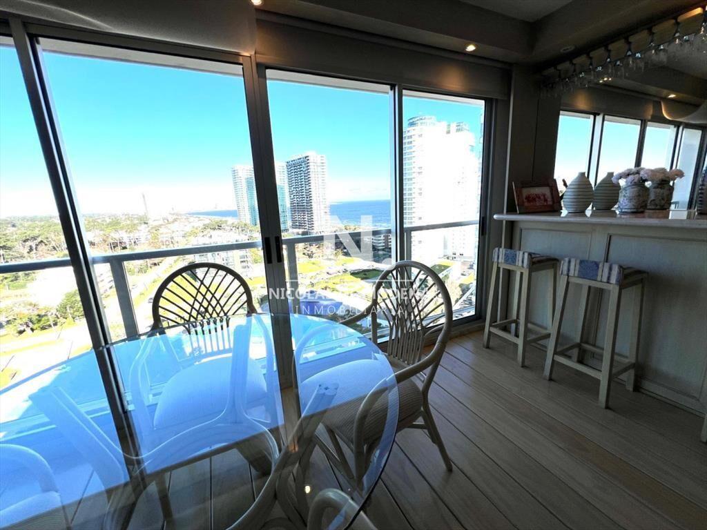 Vende apartamento de 3 dormitorios en Punta del este