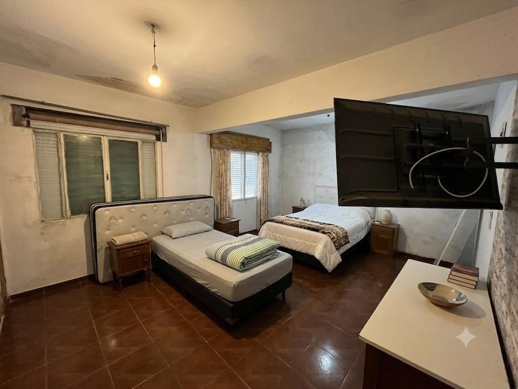 Venta casa 3 dormitorios Maroñas, más 3 Apartamentos y 1 De