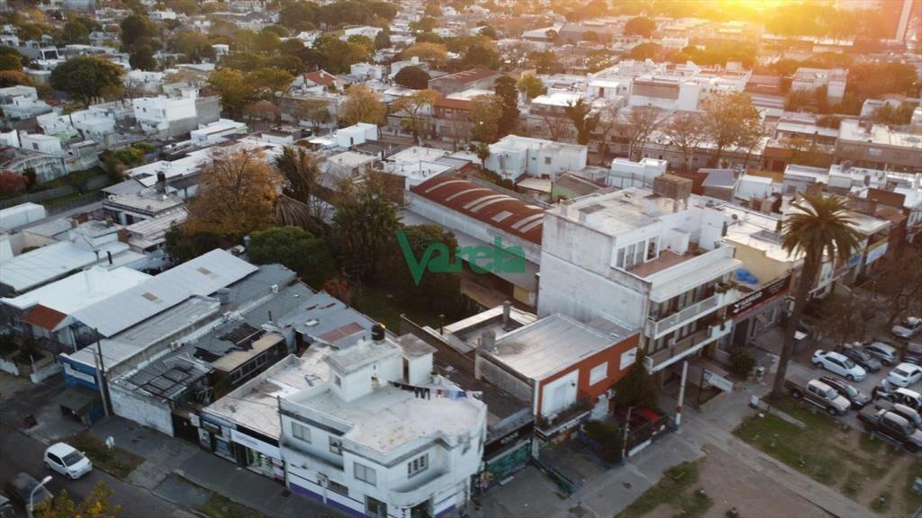 Venta Terreno Esquina Con fondo Sobre Avenida con