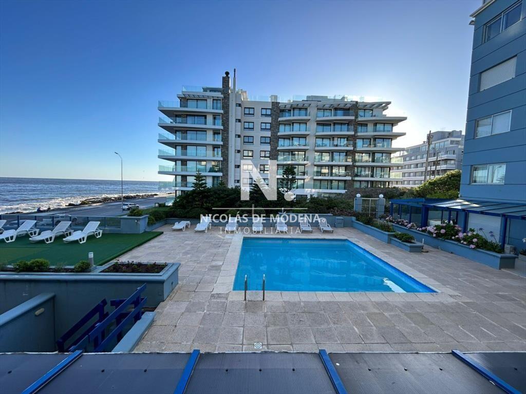 Vende apartamento frente al mar de 3 dormitorios en Peníns