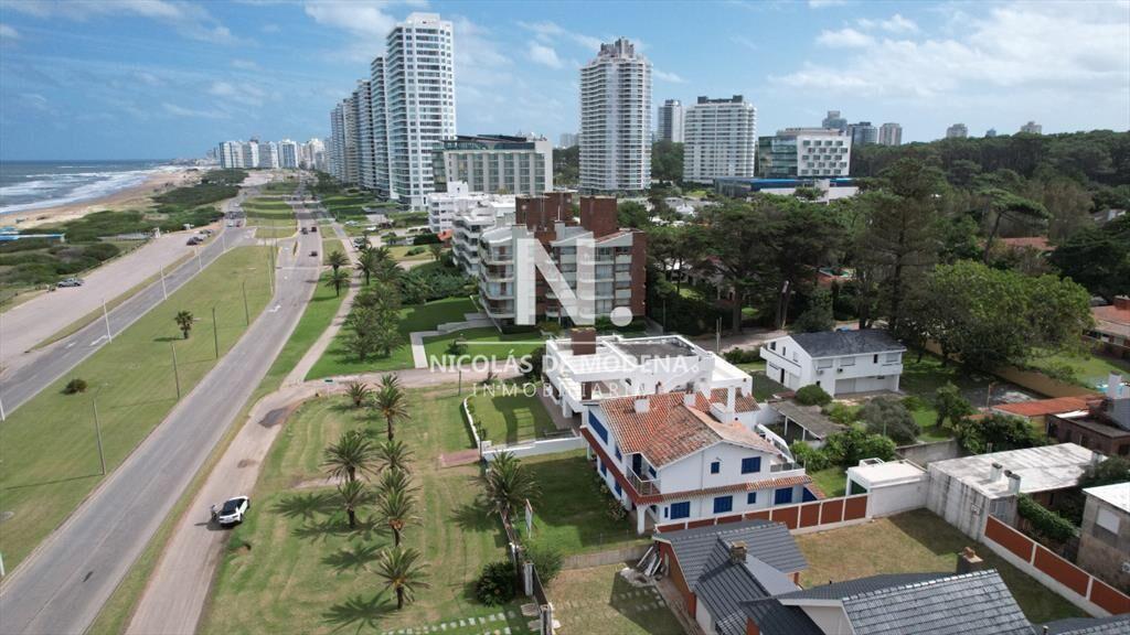 Importante residencia frente al mar en venta.