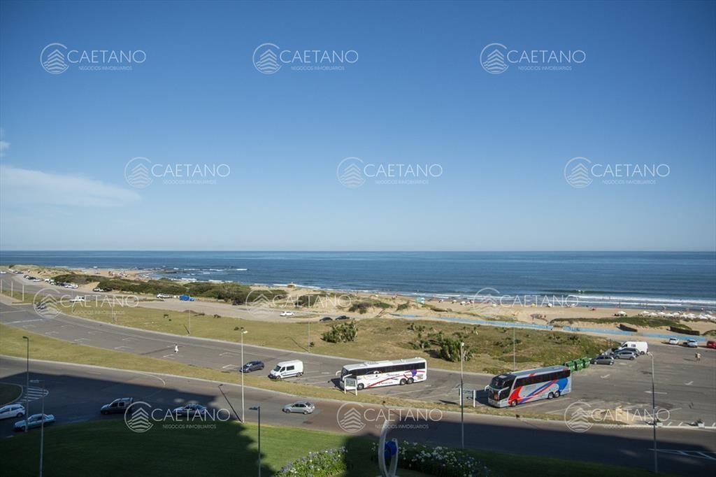 Vende apartamento de 3 dormitorios en Torre I, al