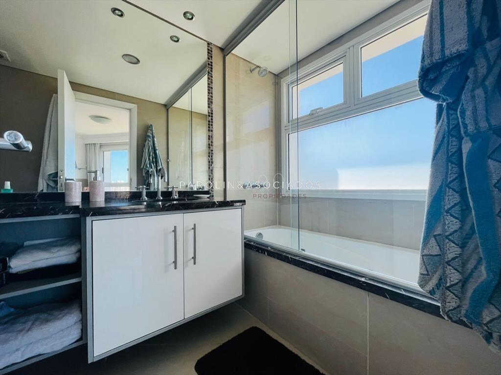 Apartamento en venta de 3 dormitorios en Casino Tower, Punt